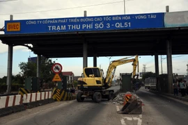 Việc tháo dỡ trạm thu phí T3 được thực hiện trước ở 2 làn trên tuyến hướng phường Vũng Tàu đi tỉnh Đồng Nai. (Ảnh: Đoàn Mạnh Dương/TTXVN)