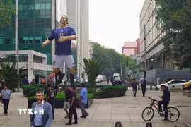 Mô hình cầu thủ trên Đại lộ Paseo de Reforma tại khu vực trung tâm thủ đô Mexico City. (Ảnh: Phi Hùng/TTXVN)