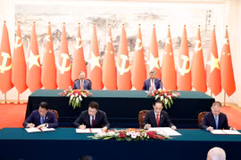 Bộ trưởng Công an Lương Tam Quang và Bộ trưởng Công an Trung Quốc Vương Tiểu Hồng ký Nghị định thư về thiết lập, quản lý và vận hành đường dây nóng cấp Bộ trưởng giữa hai Bộ; Bộ trưởng Ngoại giao Lê Hoài Trung và Trưởng ban Liên lạc Đối ngoại Trung ương Đảng Cộng sản Trung Quốc Lưu Hải Tinh ký 2 văn kiện: Kế hoạch hợp tác giữa hai Đảng giai đoạn 2026-2030 và Thỏa thuận hợp tác giữa Bộ Ngoại giao hai nước. (Ảnh: Thống Nhất/TTXVN)