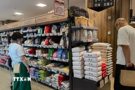 Gạo được bày bán tại siêu thị ở Tokyo, Nhật Bản. (Ảnh: THX/TTXVN)