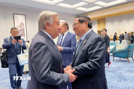 Thủ tướng Phạm Minh Chính gặp ngắn Tổng Thư ký Liên hợp quốc Antonio Guterres. (Ảnh: TTXVN phát)