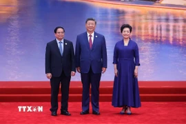Tổng Bí thư, Chủ tịch nước Trung Quốc Tập Cận Bình và Phu nhân đón Thủ tướng Phạm Minh Chính đến dự chiêu đãi SCO 2025. (Ảnh: Dương Giang/TTXVN)