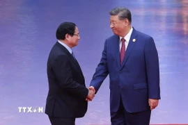 Tổng Bí thư, Chủ tịch nước Trung Quốc Tập Cận Bình đón Thủ tướng Phạm Minh Chính đến dự chiêu đãi SCO 2025. (Ảnh: Dương Giang/TTXVN)