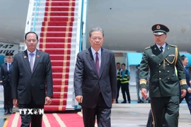 Phó Chủ tịch Quốc hội Trần Quang Phương đón Ủy viên trưởng Nhân đại toàn quốc Trung Quốc Triệu Lạc Tế tại Sân bay quốc tế Nội Bài. (Ảnh: An Đăng/TTXVN)