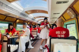 Thành viên đoàn khảo sát hào hứng với sản phẩm dịch vụ du lịch mới. (Ảnh: Tuyết Mai/TTXVN)