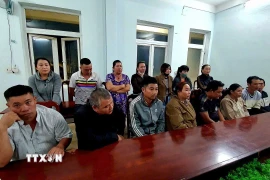 Các đối tượng liên quan tới đường dây đánh đề bị tạm giữ, điều tra. (Ảnh: TTXVN phát)