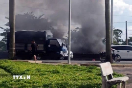 Hiện trường vụ cháy xe ôtô. (Ảnh: TTXVN phát)