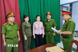 Cơ quan cảnh sát điều tra Công an Thành phố Hồ Chí Minh đọc Lệnh giữ người trong trường hợp khẩn cấp và lệnh bắt người bị giữ trong trường hợp khẩn cấp đối với Lê Thị Tuyết Chinh. (Ảnh: TTXVN phát)