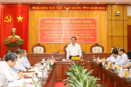 Quang cảnh buổi làm việc của Trưởng Ban Tuyên giáo và Dân vận Trung ương Nguyễn Trọng Nghĩa tại Tây Ninh. (Ảnh: Giang Phương/TTXVN)