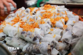 Bánh càng mỏng, không bị rách càng chứng tỏ tay nghề và kinh nghiệm của nghệ nhân. (Ảnh: Khánh Hòa/TTXVN)