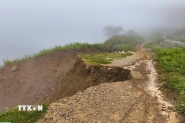Nhiều tuyến đường giao thông bị sạt lở do mưa lớn tại Điện Biên. (Ảnh: TTXVN phát)