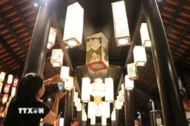 Các loại đèn lồng xếp của Huế rực rỡ sắc màu trong Chương trình Trung thu Hoàng cung Huế 2025. (Ảnh: Nguyên Lý/TTXVN)