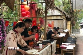 Nghệ nhân làng nghề khắc, in mộc bản Thanh Liễu tham gia nhiều sự kiện văn hóa để giới thiệu, quảng bá những giá trị về làng nghề tới công chúng. (Ảnh: Mạnh Minh/TTXVN)