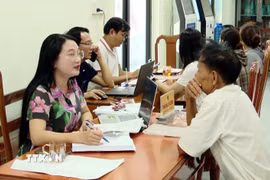 Mô hình “Ngày thứ Bảy - Chính quyền tận tâm, công dân thuận tiện” do Ủy ban Nhân dân phường Bắc Gianh được triển khai sau khi mô hình chính quyền địa phương hai cấp đi vào hoạt động tăng lên đáng kể. (Ảnh: Tá Chuyên/TTXVN)