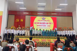 Ban Chấp hành Đảng bộ xã Giồng Riềng, nhiệm kỳ 2025-2030 ra mắt Đại hội. (Ảnh: Văn Sĩ/TTXVN)