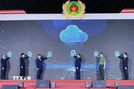 Thủ tướng Phạm Minh Chính và các đại biểu khai trương Trung tâm Dữ liệu quốc gia số 1 và công bố vận hành chính thức Hệ thống Cơ sở dữ liệu của Trung tâm Dữ liệu quốc gia. (Ảnh: Dương Giang/TTXVN)