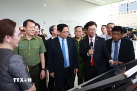 Thủ tướng Phạm Minh Chính tham quan gian hàng trưng bày sản phẩm công nghệ. (Ảnh: Dương Giang/TTXVN)