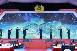 Thủ tướng Phạm Minh Chính và các đại biểu khai trương Trung tâm Dữ liệu quốc gia số 1 và công bố vận hành chính thức Hệ thống Cơ sở dữ liệu của Trung tâm Dữ liệu quốc gia. (Ảnh: Dương Giang/TTXVN)