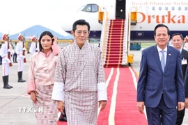 Bộ trưởng Bộ Dân tộc và Tôn giáo Đào Ngọc Dung đón Quốc vương Bhutan Jigme Khesar Namgyel Wangchuck và Hoàng hậu tại sân bay Quốc tế Nội Bài. (Ảnh: Minh Đức/TTXVN)