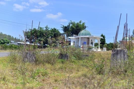 Các hạng mục xây dựng dang dở trong Dự án Sài Gòn-Đại Ninh. (Ảnh: TTXVN phát)