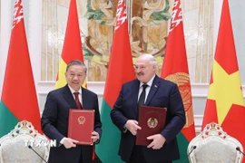 Tổng Bí thư Tô Lâm và Tổng thống Aleksandr Lukashenko ký Tuyên bố chung về việc thiết lập quan hệ Đối tác chiến lược Việt Nam-Belarus. (Ảnh: Thống Nhất/TTXVN)