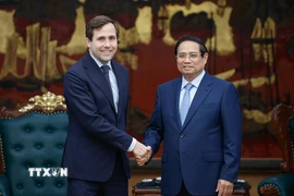 Thủ tướng Phạm Minh Chính tiếp ông Benjamin Dousa, Bộ trưởng Hợp tác Phát triển Quốc tế và Ngoại thương Thụy Điển. (Ảnh: Dương Giang/TTXVN)