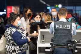 Người tị nạn Ukraine tại sân bay ở Frankfurt am Main, Đức, ngày 25/3/2022. (Ảnh: AFP/ TTXVN)