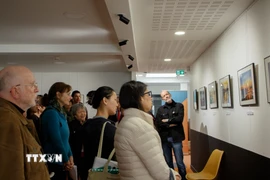 Triển lãm ảnh “Việt Nam – Đất nước - Con người” thu hút đông đảo sinh viên, giảng viên và người dân địa phương. (Ảnh: TTXVN phát)