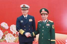 Đại tướng, Bộ trưởng Quốc phòng Phan Văn Giang và Thượng tướng, Bộ trưởng Quốc phòng Trung Quốc Đổng Quân tại hoạt động giao lưu diễn ra tại tỉnh Quảng Ninh của Việt Nam. (Ảnh: Trọng Đức/TTXVN)