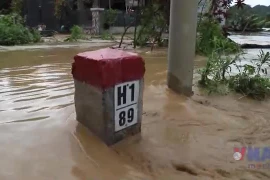 Nghệ An: Nước lũ ồ ạt đổ về, các xã biên giới ngập mênh mông, có nơi sâu đến 4m