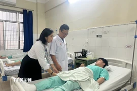 Thăm hỏi nạn nhân vụ sạt lở đèo Khánh Lê tại Bệnh viện Đa khoa tỉnh Khánh Hòa. (Ảnh: Phan Sáu/TTXVN)