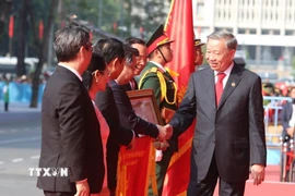 Tổng Bí thư Tô Lâm, thay mặt lãnh đạo Đảng, Nhà nước trao tặng danh hiệu “Anh hùng Lao động” cho Đảng bộ, Chính quyền và Nhân dân Thành phố Hồ Chí Minh. (Ảnh: TTXVN)