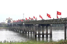 Cầu Hiền Lương trong ngày thống nhất non sông 30/4/2025. (Ảnh: Nguyên Linh/TTXVN)