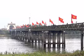 Cầu Hiền Lương trong ngày thống nhất non sông 30/4/2025. (Ảnh: Nguyên Linh/TTXVN)