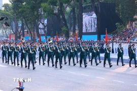 Màn súng kết hợp quân nhạc xếp hình nghệ thuật “Đất nước trọn niềm vui” do Đoàn Nghi lễ Quân đội, Trường Đại học Văn hoá Nghệ thuật Quân đội, Đoàn Văn công Quân khu 1, Đoàn văn công quân khu 3 , Đoàn văn công Quân khu 9 biểu diễn. (Ảnh: TTXVN)