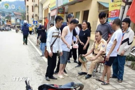 Thiếu tá Hoàng Văn Huấn (Phòng CSGT Công an tỉnh Cao Bằng) bị thương khi làm nhiệm vụ. (Ảnh: TTXVN phát)