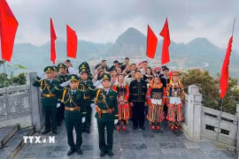 Lễ thượng cờ tại Cột cờ Quốc gia Lũng Cú. (Ảnh: Văn Trung/TTXVN phát)
