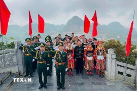 Lễ thượng cờ tại Cột cờ Quốc gia Lũng Cú. (Ảnh: Văn Trung/TTXVN phát)
