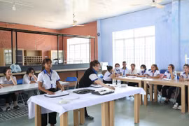 Học sinh lớp Nghiệp vụ nhà hàng K7 - Trường Trung cấp nghề dân tộc nội trú Khánh Vĩnh, Khánh Hòa trong giờ thực hành. (Ảnh: Hoàng Hiếu/TTXVN)