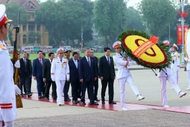 Lãnh đạo Đảng, Nhà nước cùng Đại biểu Quốc hội dự Kỳ họp thứ 9 đặt vòng hoa và vào Lăng viếng Chủ tịch Hồ Chí Minh. (Ảnh: An Đăng/TTXVN)