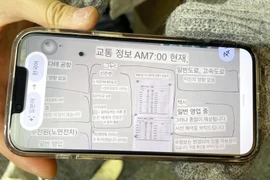 Điện thoại thông minh của một du khách người Hàn Quốc tại một khách sạn ở Hakodate, Hokkaido, hiển thị thông tin liên quan đến thiên tai bằng tiếng Hàn, được dịch từ tiếng Nhật bằng một ứng dụng. (Ảnh: Kyodo)