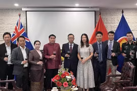 Đại sứ Lào tại Australia Sinchai Manivanh (thứ tư, từ trái sang) chúc Tết Đại sứ quán Việt Nam tại thủ đô Canberra. (Ảnh: TTXVN phát)
