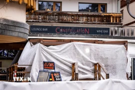 Cảnh sát phong tỏa hiện trường vụ hoả hoạn tại quán bar ở thị trấn nghỉ dưỡng Crans-Montana, Thuỵ Sĩ ngày 1/1/2026. (Ảnh: Anadolu Agency/TTXVN)