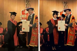 Chủ tịch RCS, Tim Mitchell, trao chứng chi thành viên RCS cho bác sỹ Lê Diệp Linh (trái) và bác sỹ Đỗ Thị Ngọc Linh tại trụ sở RCS ở London. (Ảnh: TTXVN phát)