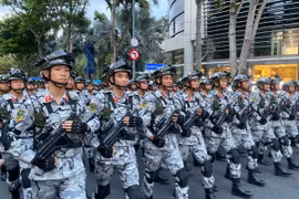Một đơn vị di chuyển vào vị trí, ổn định đội hình. (Ảnh: Hồng Giang/TTXVN)