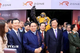 Thủ tướng Phạm Minh Chính tham các gian hàng tại triển lãm. (Ảnh: Tuấn Anh/TTXVN)