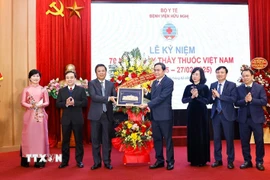 Chủ tịch Quốc hội Trần Thanh Mẫn tham quan phòng truyền thống của Bệnh viện Hữu Nghị. (Ảnh: Doãn Tấn/TTXVN)