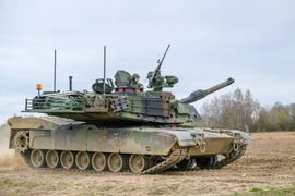 Binh sỹ Ba Lan tham gia buổi huấn luyện tại thao trường Biedrusko ngày 7/4/2025. (Ảnh: PAP/TTXVN)