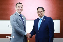 Thủ tướng Phạm Minh Chính gặp Tổng thống Ecuador Daniel Noboa. (Ảnh: Dương Giang/TTXVN)