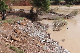 Nước lớn trên sông Lô khiến Quốc lộ 2 (đoạn qua phường Hà Giang 2, Tuyên Quang) ngày càng bị sạt lở. (Ảnh: Đức Thọ/TTXVN)